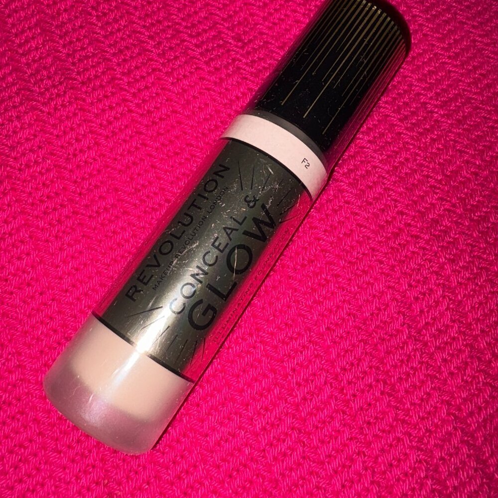Makeup Revolution Conceal & Glow Foundation F2 Full Coverage Dewy NWT